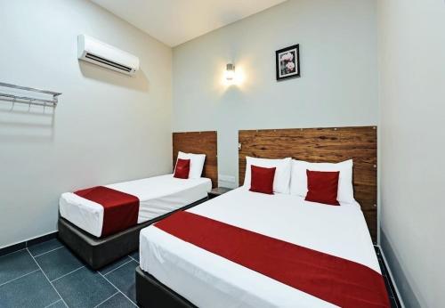 Postel nebo postele na pokoji v ubytování RS Hotel Desa Cemerlang Johor Jaya