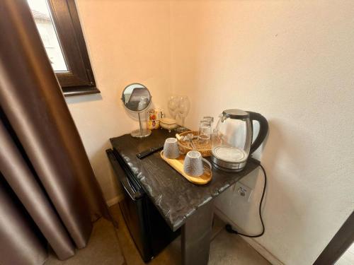 Příslušenství pro přípravu čaje a kávy v ubytování Arthotel Oscar II Sozopol