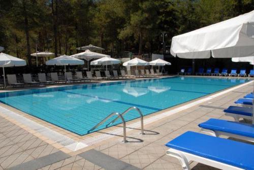 Bazén v ubytování Minaides Hotel nebo v jeho okolí