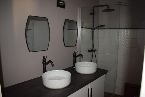 deux lavabos dans une salle de bain avec deux miroirs dans l'établissement MAISON CLIMATISÉE - Vallée Du Tarn - BORD D'EAU, à Trébas
