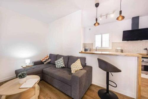 salon z kanapą i stołem w obiekcie Precioso apartamento en el centro de Nerja w mieście Nerja