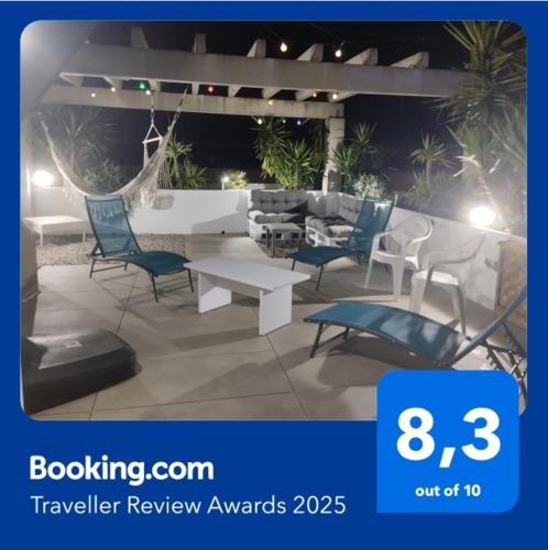 Atico of 3 rooms, total 130m² just for you with a 60 m² terrace, swimming pool, mountain and marina view.