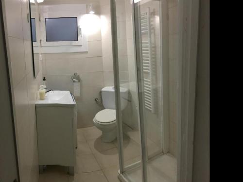 a bathroom with a toilet and a sink and a shower at Senya Salvi 12 CostaBravaSi in Sant Feliu de Guixols