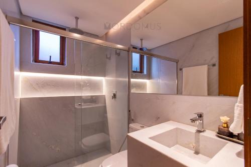 a bathroom with a glass shower and a sink at O Melhor Lugar p/ Se Hospedar na Chapada Diamantina - Diamantino Residence - Lar Aconchego in Mucugê