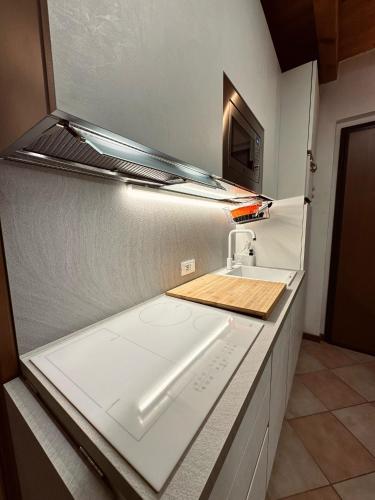 a kitchen with a sink and a refrigerator at Accogliente appartamento in centro Brescia in Brescia
