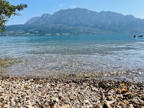 a rocky beach with mountains in the background at Apartment Naturhof Roithbauer in Buchenort