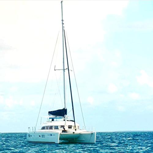 a white boat sitting in the middle of the ocean at Island Luxury Sailing Yacht- Mobile Home in Maalhos