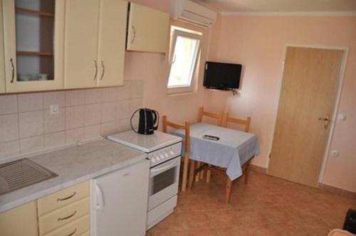 Kuchyňa alebo kuchynka v ubytovaní Apartmani Eva