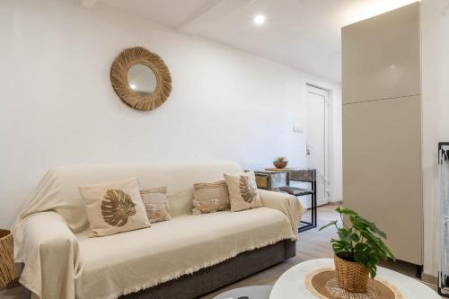 un salon blanc avec un canapé et un miroir dans l'établissement L’Espérance dAzur - 500 m de la plage, à Cannes