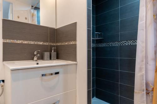 une salle de bain avec un lavabo et une douche dans l'établissement L’Espérance dAzur - 500 m de la plage, à Cannes