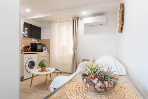 un salon avec une table avec des plantes dessus dans l'établissement L’Espérance dAzur - 500 m de la plage, à Cannes