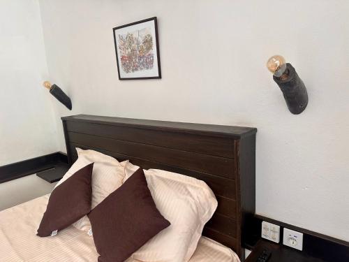 Postel nebo postele na pokoji v ubytování Arthotel Oscar II Sozopol