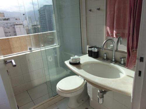 A bathroom at Apartamento Ipanema