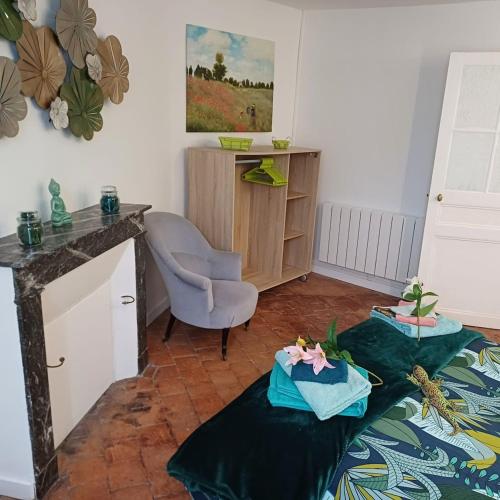 Cette chambre dispose de deux tables, d'une chaise et d'un bureau. dans l'établissement SanYo, à Briare