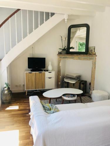 - un salon avec un canapé blanc et un miroir dans l'établissement Maison Royan Pontaillac 300m de la plage, à Royan