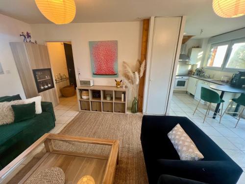 un salon avec un canapé et une table dans l'établissement Pablo house - 24h du mans, au Mans