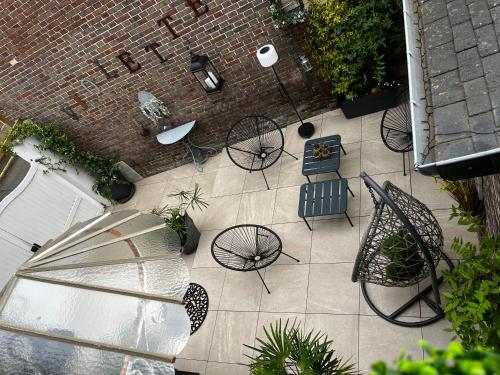 an overhead view of a patio with tables and chairs at Chez violette in Évreux