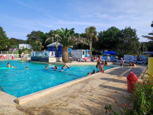un groupe de personnes nageant dans une piscine dans l'établissement Mobil home, à Pont-Aven
