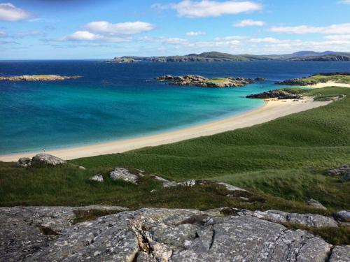 a beach in the middle of the ocean at Loch View in Breaclete