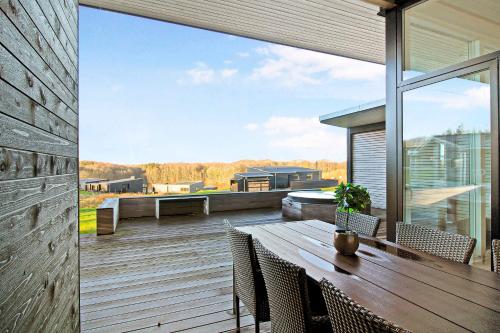 New Modern Holiday Home Near The Beachにあるバルコニーまたはテラス