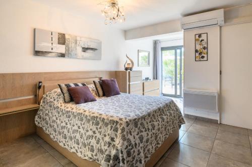 une chambre avec un lit et une fenêtre dans l'établissement MARINA, au Cap d'Agde