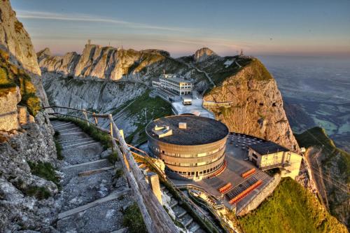 un bâtiment sur le côté d'une montagne dans l'établissement Hotel Bellevue Kriens, à Lucerne