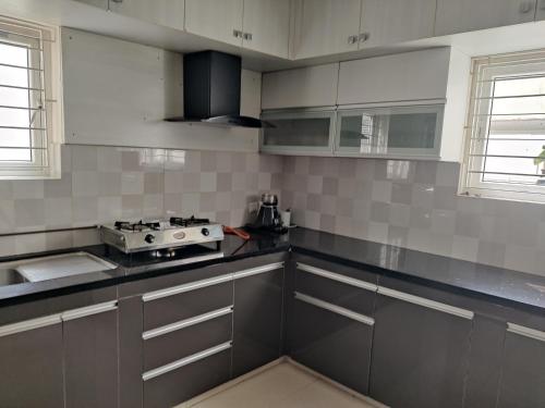 Η κουζίνα ή μικρή κουζίνα στο Accommodation &room near dorathota Bheemunipatam vishakhapatnam