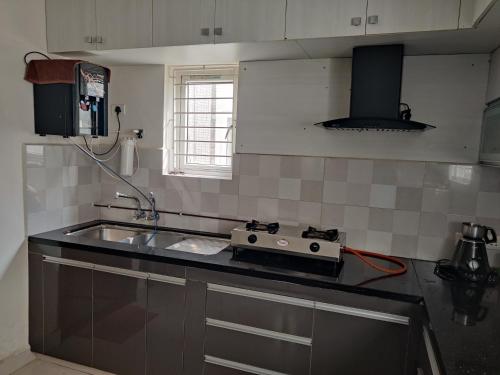 Η κουζίνα ή μικρή κουζίνα στο Accommodation &room near dorathota Bheemunipatam vishakhapatnam