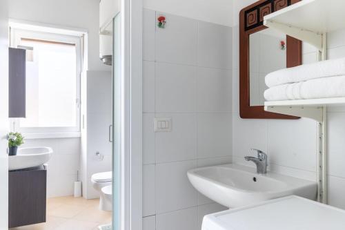 Duomo-Navigli - Two Bedrooms & Terrace with Wi-Fi
