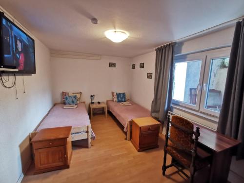 Postel nebo postele na pokoji v ubytování Na Kopitarjevi