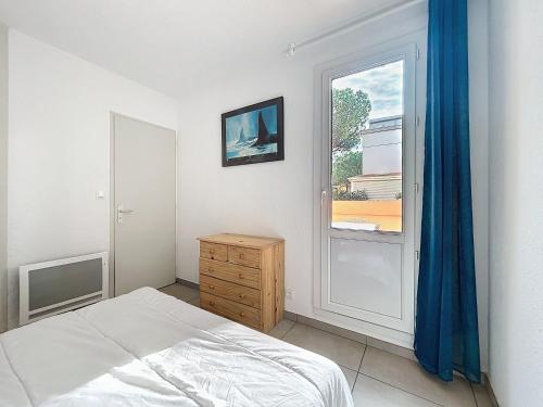 une chambre blanche avec un lit et une fenêtre dans l'établissement 3122-T2 à 250m de la plage avec terrasse, et garage, à Argelès-sur-Mer