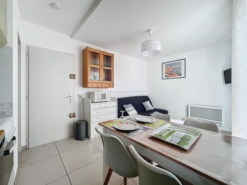 une cuisine et une salle à manger avec une table et des chaises dans l'établissement 3122-T2 à 250m de la plage avec terrasse, et garage, à Argelès-sur-Mer