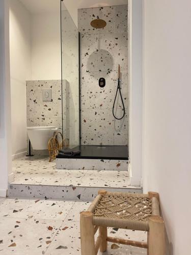 une salle de bain avec une douche avec un banc dedans dans l'établissement Superbe appartement vue mer vieux port saint Victor, à Marseille