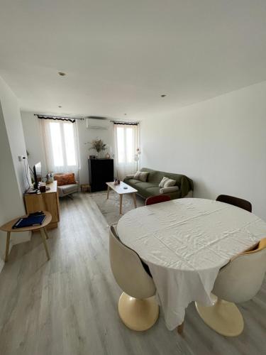 un salon avec une table et un canapé dans l'établissement Superbe appartement vue mer vieux port saint Victor, à Marseille