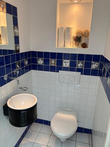 une salle de bain avec toilettes et lavabo dans l'établissement Apartment Loft Hyères Private parking, à Hyères