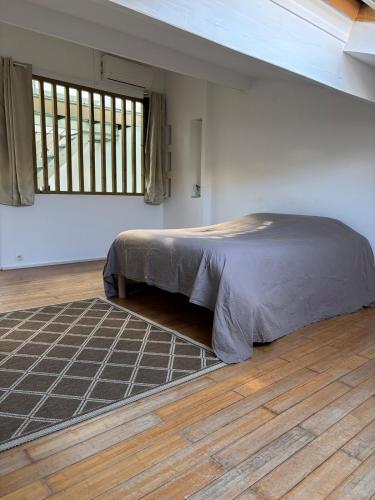 une chambre avec un lit et une grande fenêtre dans l'établissement Apartment Loft Hyères Private parking, à Hyères