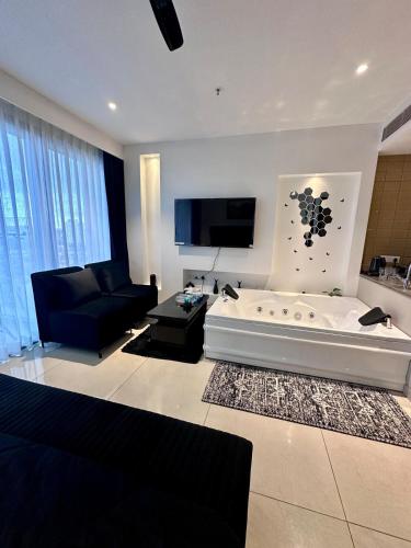 Μια τηλεόραση ή/και κέντρο ψυχαγωγίας στο High Rise Black Theme Jacuzzi Studio -14th floor
