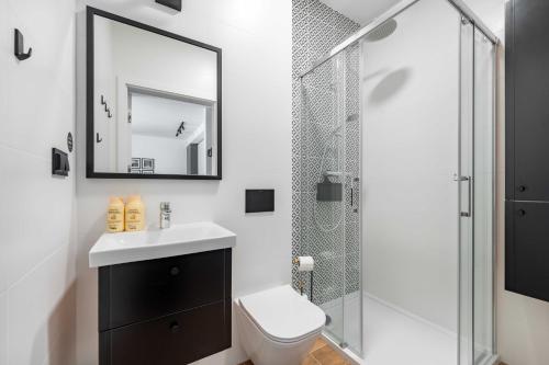 a bathroom with a shower and a toilet and a sink at Apartament Bike&Hike nad brzegiem rzeki Wisły in Wisła