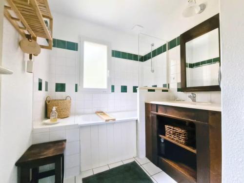 - une cuisine blanche avec une cheminée et un évier dans l'établissement Petite Villa La Pantoufle au Domaine du Golf de Pinsolle, à Soustons