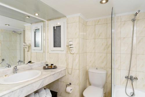 un bagno con wc, lavandino e doccia di Ariti Grand Hotel a Città di Corfù