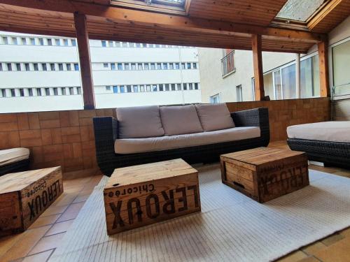 un salon avec un canapé et quelques tables dans l'établissement Appartement 220m2 15P avec Sauna, hyper center Luchon, à Luchon