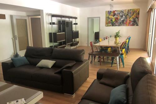 un salon avec un canapé et une table dans l'établissement Appartement 220m2 15P avec Sauna, hyper center Luchon, à Luchon