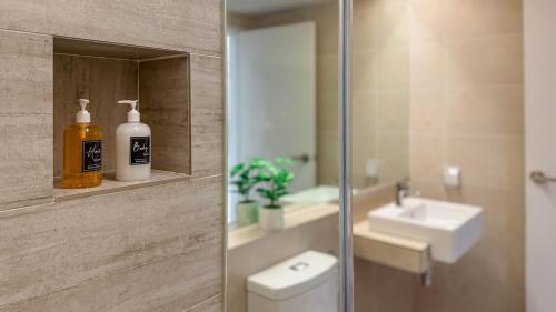 un bagno con lavandino, water e specchio di Luxury Genting Studio Suite with Swimming Pool and Netflix a Resorts World Genting
