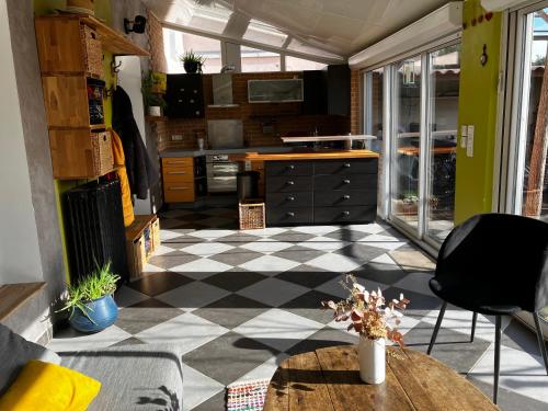 - une cuisine avec un sol en damier et une table dans l'établissement Maison Valence petit jardin, à Valence