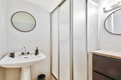 une salle de bain blanche avec un lavabo et une douche dans l'établissement Cosy studio near La Croisette and the beach, à Cannes
