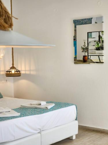 a living room with a white couch and a mirror at Blue Bay Lifestyle - ex Bali Blue Bay in Balíon