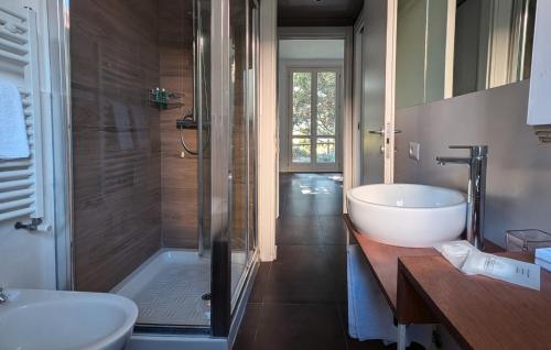 un bagno con doccia, vasca e lavandino di La piccola coccinella a Bellagio