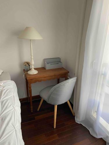 a bedroom with a desk with a chair and a lamp at Maison Eysines- A10 in Eysines