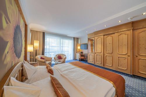 a bedroom with a large bed in a room at EUROPÄISCHER HOF Bad Gastein in Bad Gastein