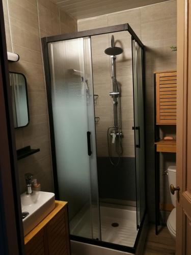 une salle de bain avec douche et lavabo dans l'établissement Maison catalane rénovée, à Montescot